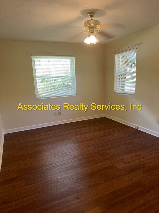 Building Photo - 7 Blocks to Campus! 3 Bed, 2 Bath with a Fenced Backyard and Large Sunroom