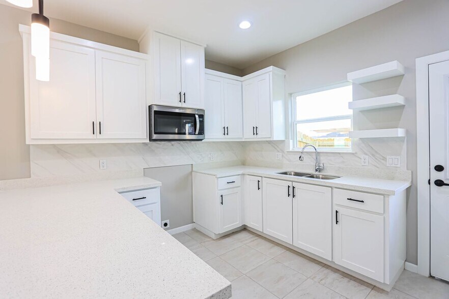 Building Photo - 918 N Blair Ave