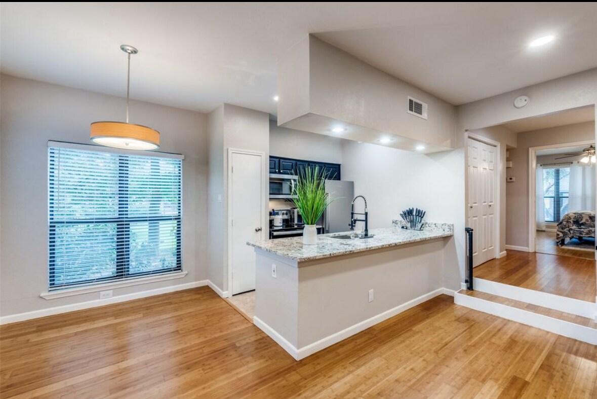 Building Photo - 7525 Holly Hill Dr