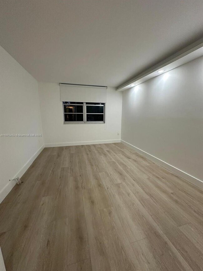 Building Photo - 500 Bayview Dr