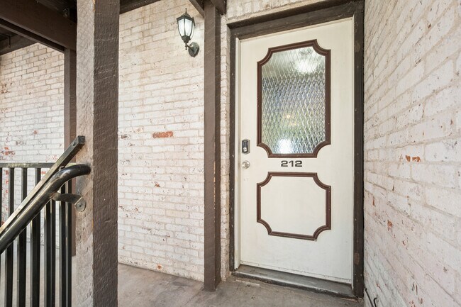 Building Photo - 6501 E Hill Dr