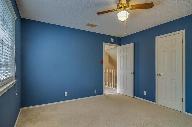 Building Photo - Wonderful 4BR/2.5 Bath in Encino Park -- D...