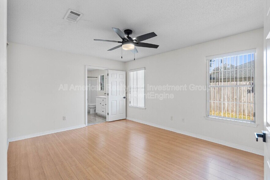 Building Photo - 962 John Wayne Cir