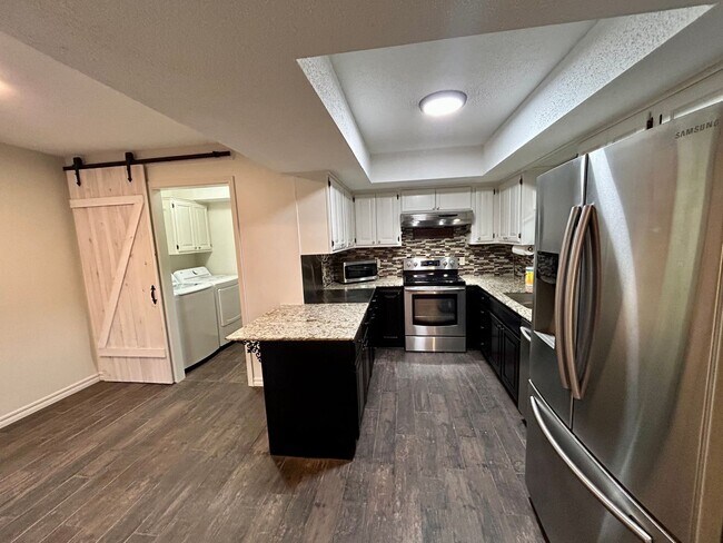 Building Photo - Gorgeous and spacious condo in a quiet and convenient location!