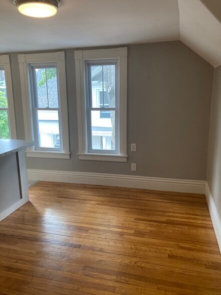 Bright living room - 56 Rumford St