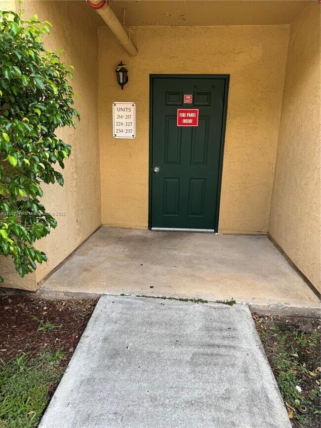 Building Photo - 977 Riverside Dr