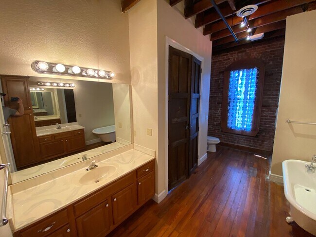 Building Photo - Market Street Lofts 203