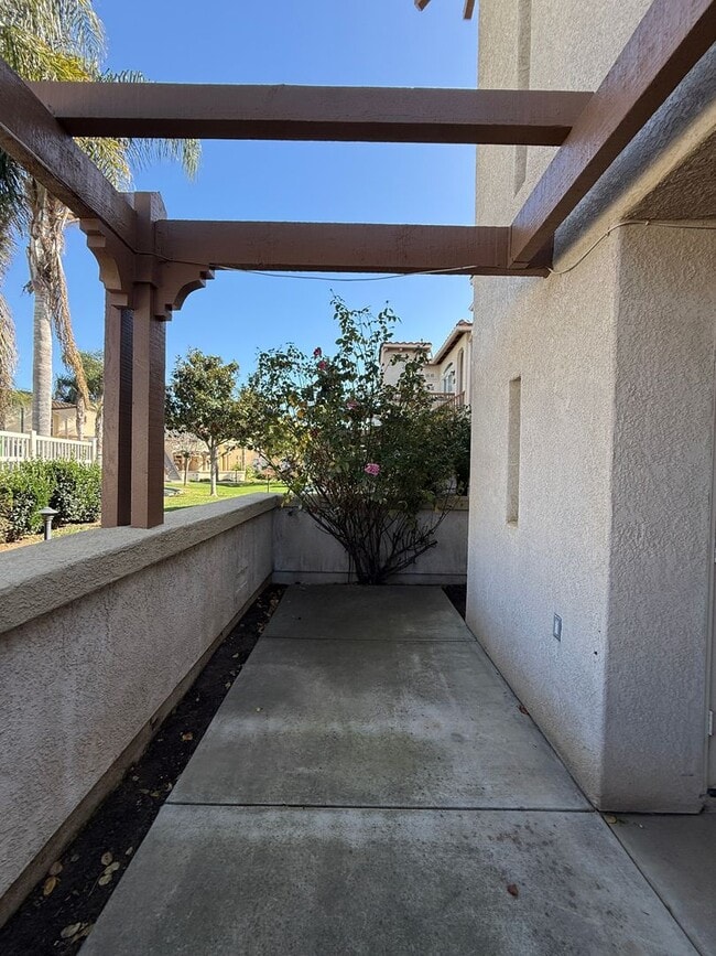 Building Photo - Centrally Located Downstairs Condo in the Oak Creek Villas