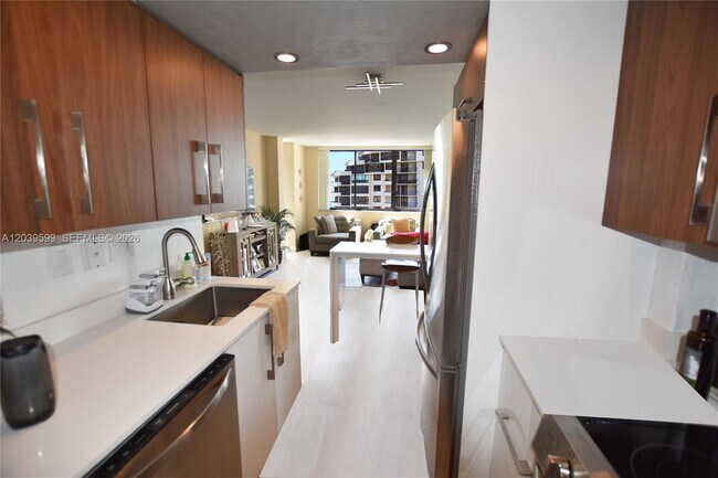 Building Photo - 540 Brickell Key Dr