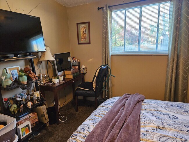 Building Photo - 225-227 E 200 S