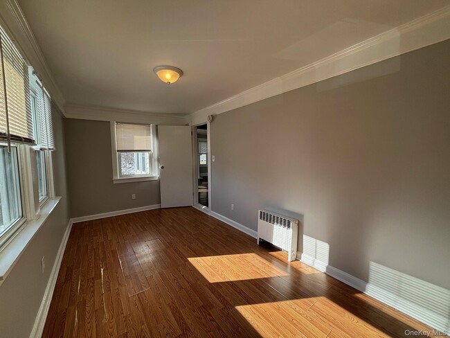 Building Photo - 52 Hoyt St