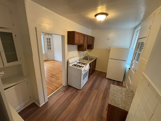 Building Photo - 2216 W Thome Ave