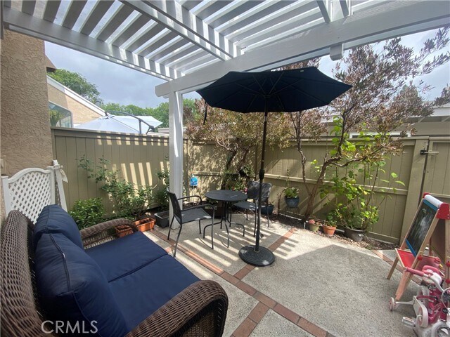 Building Photo - 73 Thicket