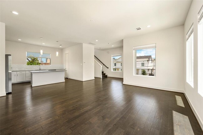 Building Photo - 2110 Live Oak St