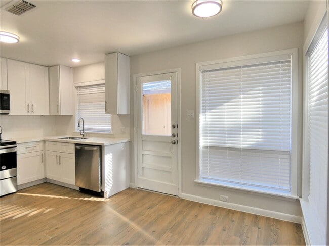 Building Photo - 606 Golfview Dr