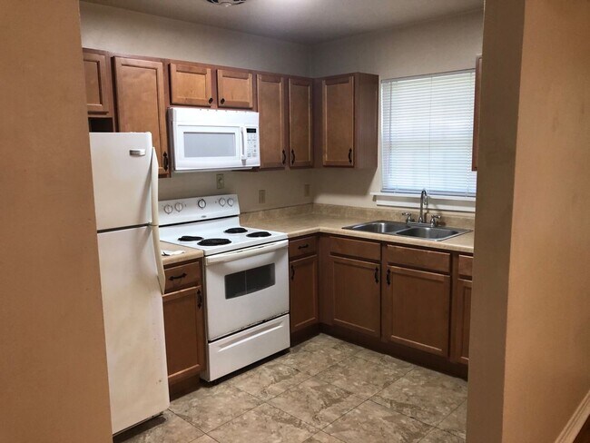 Building Photo - Great 2 BR 1 BA w/ Stack Washer/Dryer