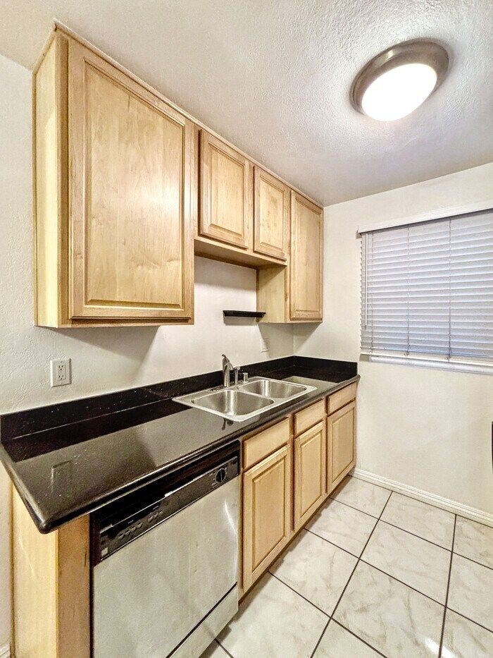 Kitchen - 3625 Ash St