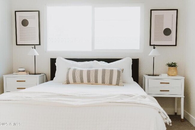 Building Photo - 8737 E Rose Ln