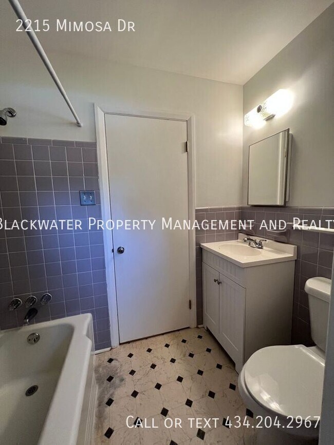 Building Photo - 2215 Mimosa Dr