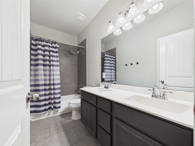 Building Photo - 721 Rim Water Dr