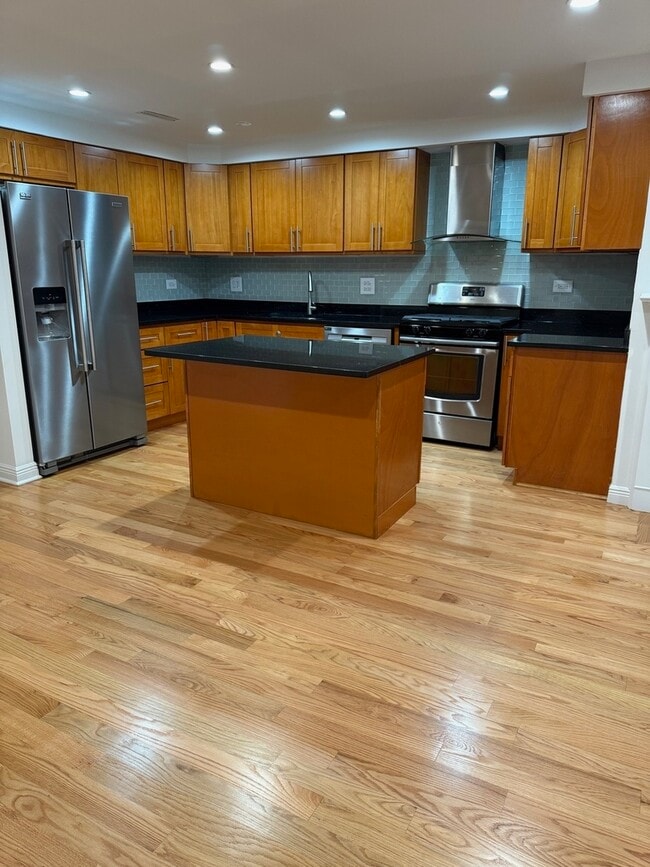 Building Photo - 5747 N Sheridan Rd