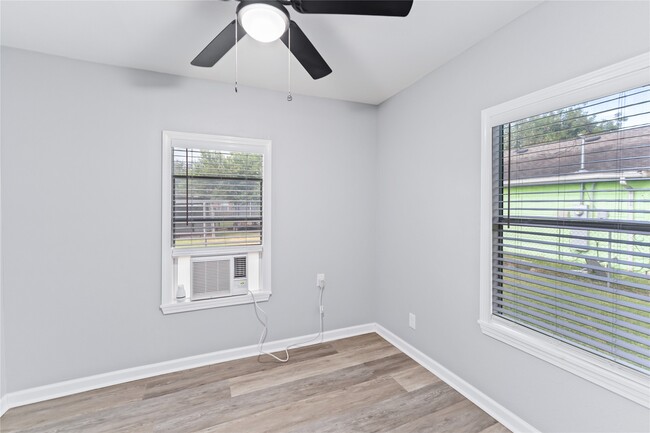 Building Photo - 9946 Algiers Rd