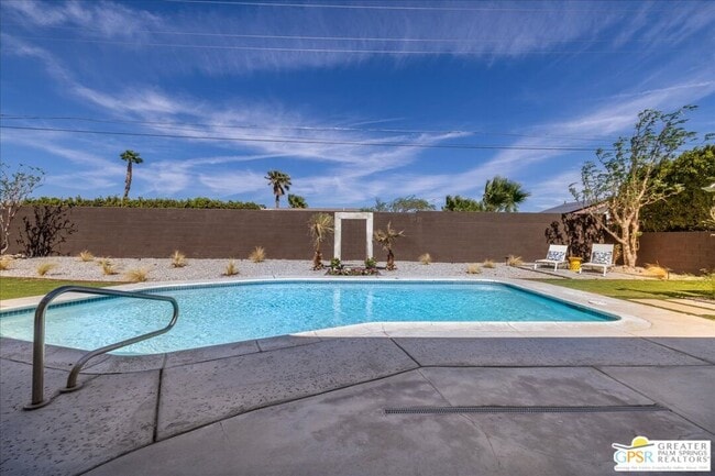 Building Photo - 372 E Molino Rd