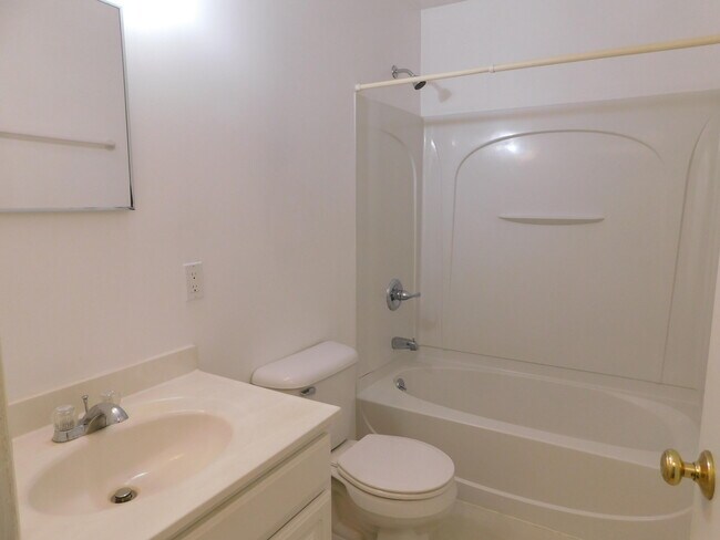 Building Photo - 245 Brookridge Ct
