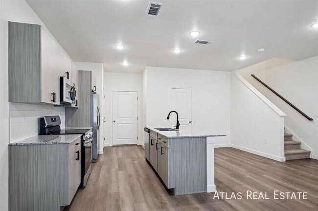 Building Photo - 629 Leland Aly