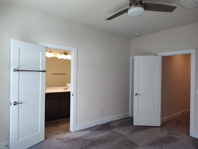 Building Photo - Modern End-Unit Townhome located in the Ce...
