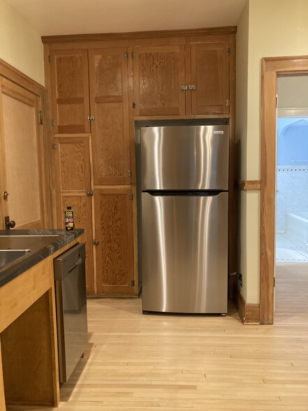 Stainless steel appliances - 1074 Goodrich Ave