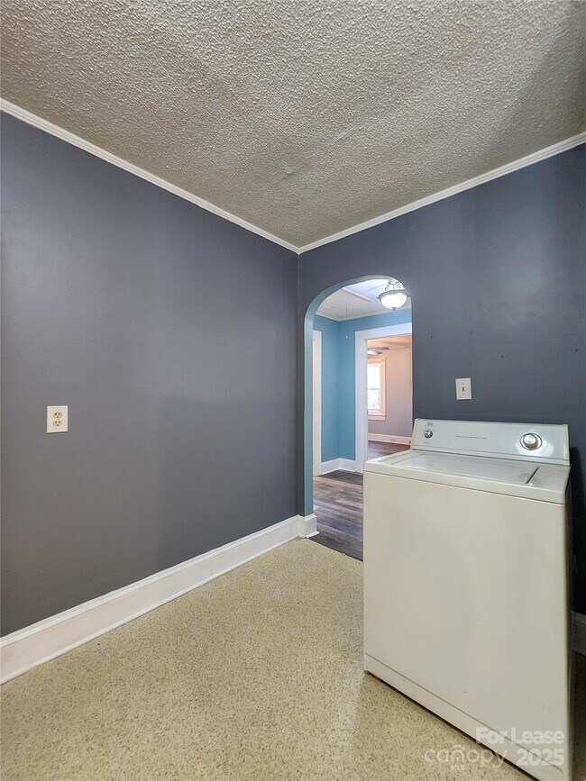 Building Photo - 843 Pebble Ave SW