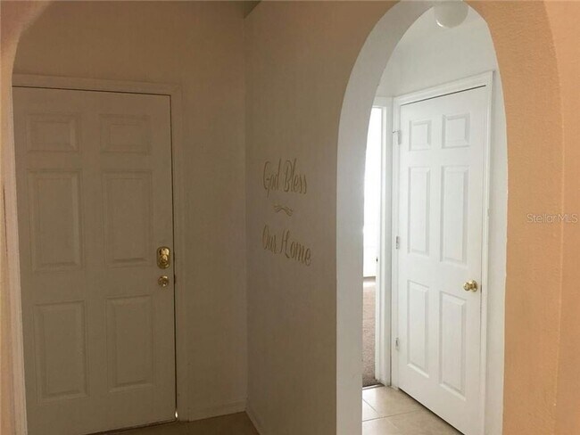 Building Photo - Nice and large one story single family in ...