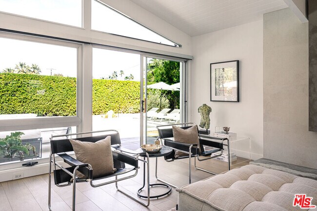 Building Photo - 922 E Anza Dr