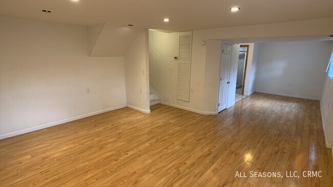 Building Photo - 210 Wallace St