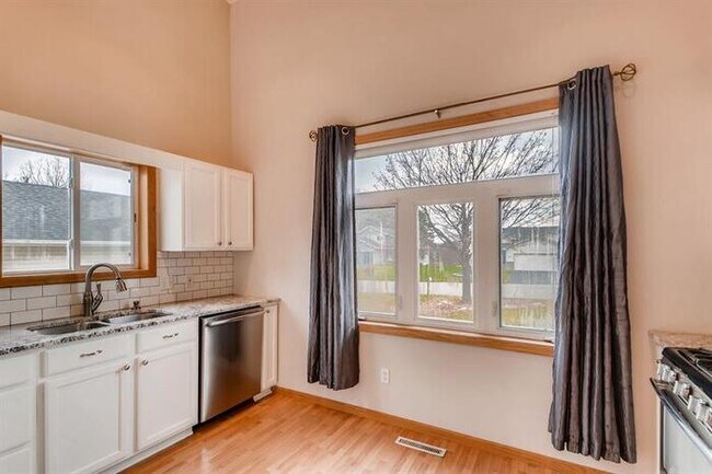 Building Photo - 2831 Carver Park Cir, Woodbury, MN, 55125