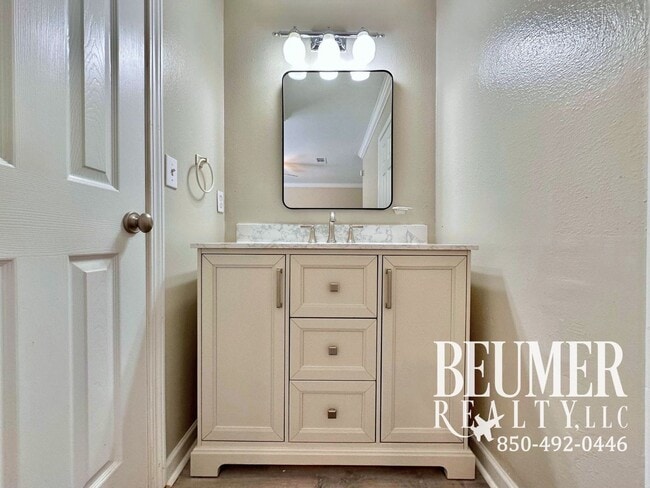 Building Photo - Charming 2 bedroom, 2.5 bath townhome for rent in SW Pensacola!