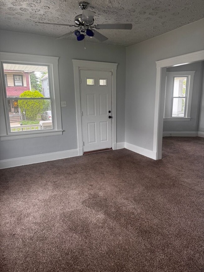 Building Photo - 4 bedroom 2 bath