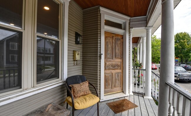 Building Photo - 1050 Oak St