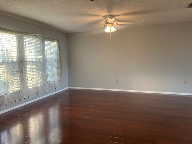 Building Photo - Lovely Lakefront Pinebrook South Home for Annual Rental