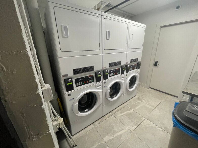 Building Photo - 6040 N Sheridan Rd