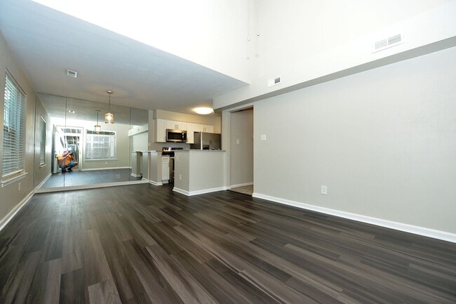 Building Photo - Community Clubhouse, exercise room & pool!