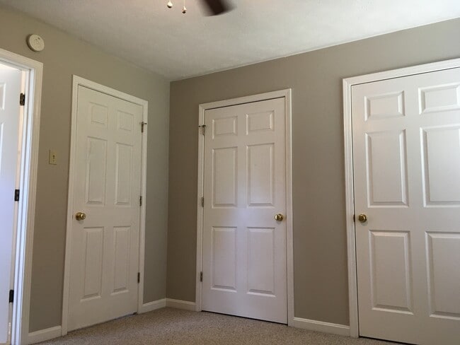 Building Photo - Lovely Townhouse! Fresh Paint, New Carpet, All Electric!  W/D Included, Privacy Fenced Backyard