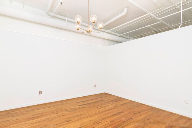 Building Photo - 1 bedroom 1 bath condo Prime Midtown location