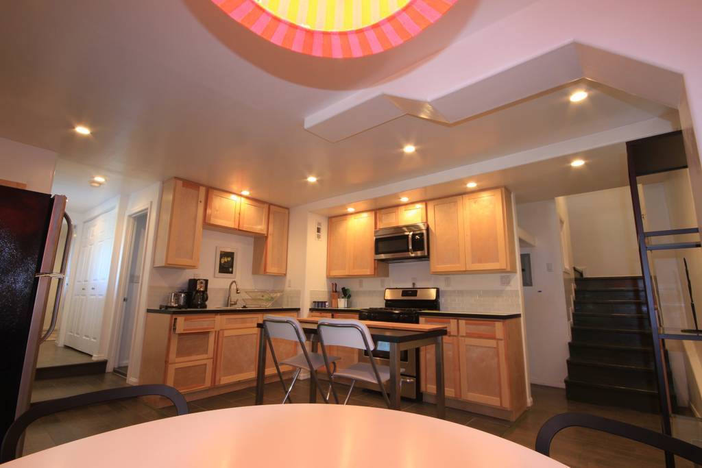 Building Photo - 2060 Glencoe Way