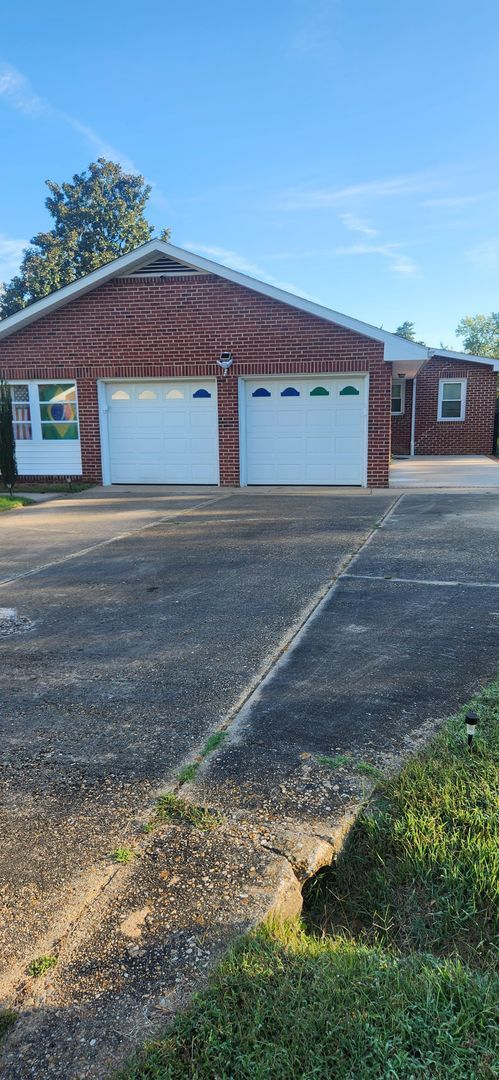 Building Photo - Large 2 Bedroom Rambler with 2 Primary Sui...