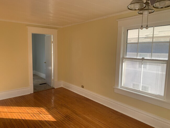 Building Photo - 628 37th St