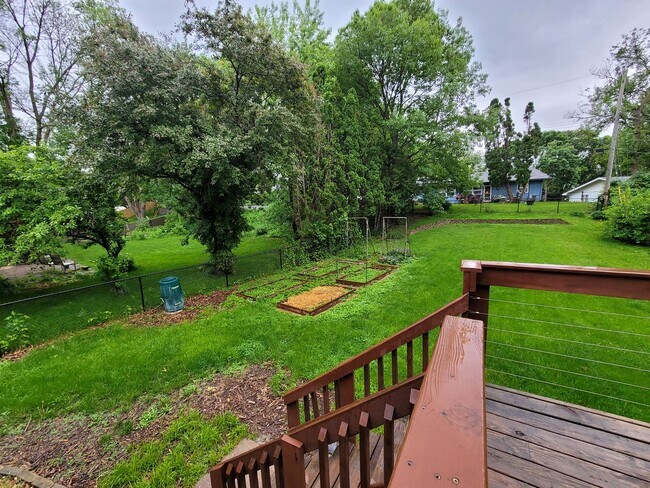 Building Photo - Coralville 4 bedroom 2.5 bath, 2 stall attached garage, fenced yard!