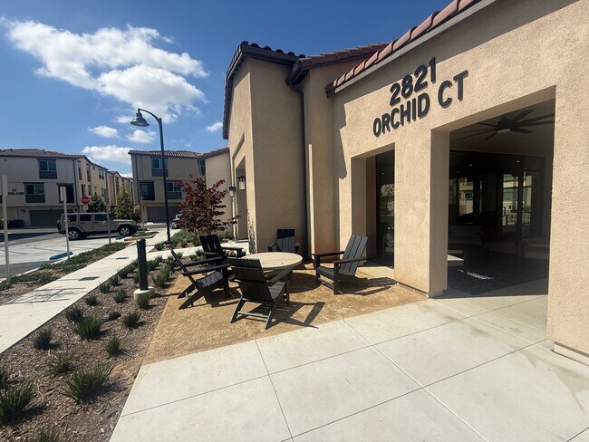 Building Photo - Two-bedroom, two-and-a-half-bath tri-level townhouse located in Arcadia, CA