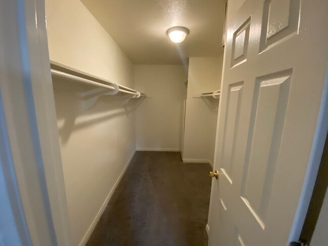 Building Photo - Torrance: 1 Bed 1 Bath Condo - 1 Carport S...